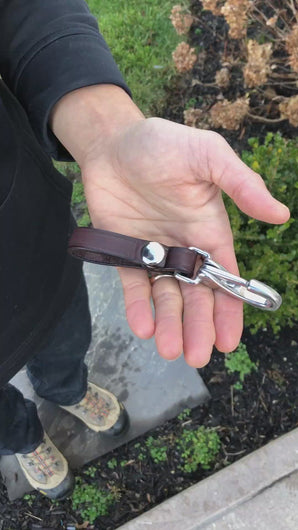video of a man holding the keychain and opening and closing the clasp